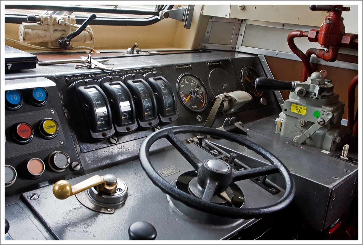 Führerstandansicht:
Im Führerstand der 141 228-7, ex E 41 228, am 28.04.2013 im Eisenbahnmuseum Darmstadt-Kranichstein, sie ist eine Dauerleihgabe der DB-Regio AG ans Museum.

Hinweis: Ein offizielle Führerstands-Besichtigung der Museumslok, daher öffentlich zugänglich.
