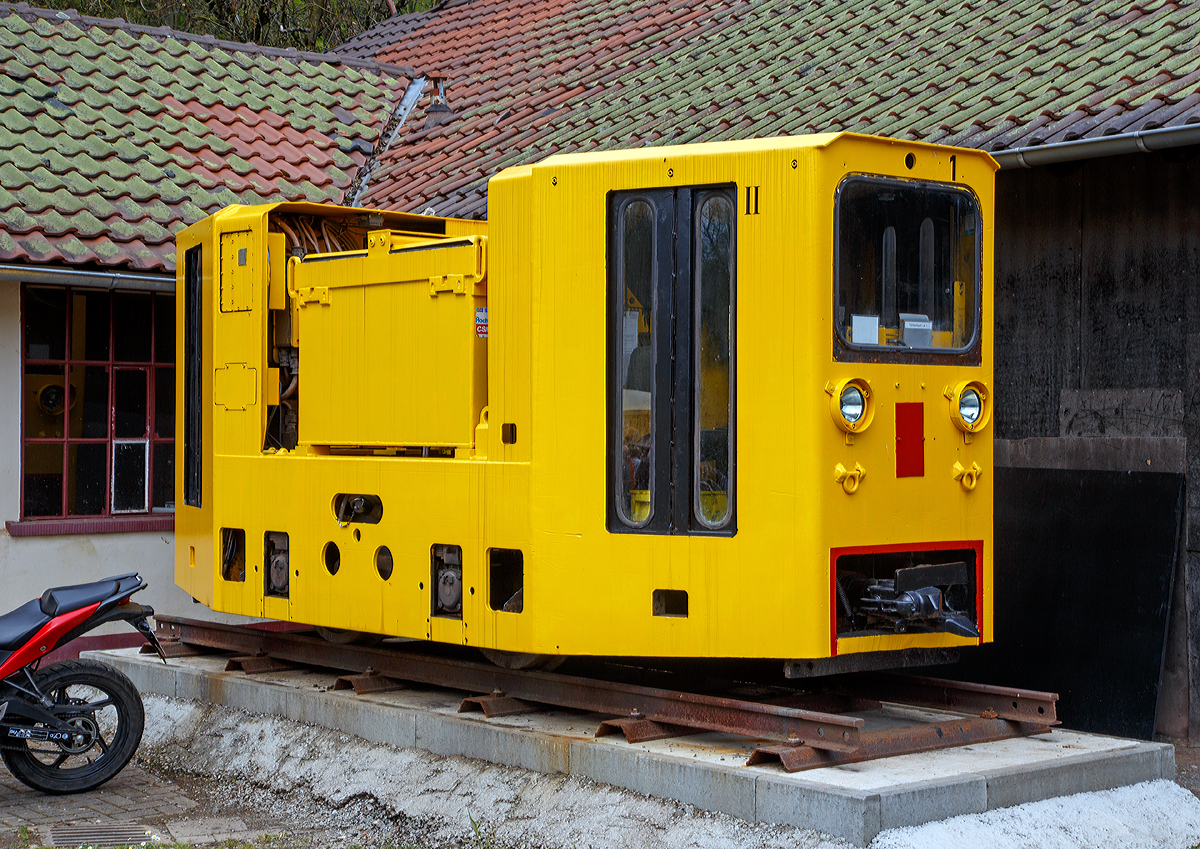
F�r die FGF (Feld- und Grubenbahnmuseum Fortuna, Solms-Oberbiel, is sie fast schon eine Breitspurlok..... 
Die Meterspur-SiG-Akkulokomotive vom Typ B12LX-Ensdorf, aus dem DSK Saarbergbau, als Denkmallok vor dem Eingang, hier am 01.05.2015.
Die Lok wurde bei SIG (Schweizerische Industrie-Gesellschaft) 1987 unter der  Chassis-Nr. 807 951 (Fabriknummer) gebaut und an die Saarbergbau Bergwerk Ensdorf geliefert, dort fuhr sie als Lok 1  Kessi . Im Jahr 2014 kam sie zur FGF.

Technische Daten:
Spurweite: 1.000 mm
Achsfolge: B
Dienstgewicht: 12,5t 
Batteriegewicht: 4 t
Dauerleistung: 22 kW
Stundenleistung: 54 kW
Zul. Anh�ngelast: 11 Wagen bzw. 125 t
H�chstgeschwindigkeit: 4 m/sec. (14,4 km/h)
