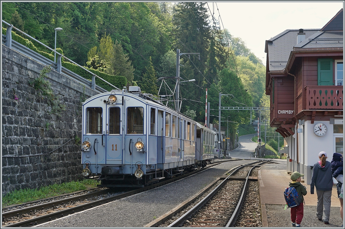Für eine Gruppe die mit dem Dampfzug in Chamby angekommen ist, wartet in Chamby auf Gleis 2 der MOB BCFe 4/4 N° 11 mit dem passendem MOB B4 für die Weiterfahrt in Richtung Gstaad. 

7. Mai 2022