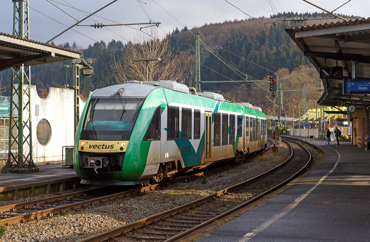 
Für Jeanny, etwas Schnee kann man auch in Betzdorf sehen....

Noch in Farbgebung und mit der NVR-Nummer der vectus, aber nun zur HLB Hessenbahn GmbH gehörend, fährt der VT 253 (95 80 0648 153-4 D-VCT / 95 80 0648 653-3 D-VCT) am 31.01.2015 als RB 95  Sieg-Dill-Bahn  (Dillenburg - Siegen - Au/Sieg) in den Bahnhof Betzdorf/Sieg ein.

Der Alstom Coradia LINT 41 wurde 2004 von Alstom (LHB) in Salzgitter unter der Fabriknummer 1188-003 für die vectus Verkehrsgesellschaft mbH gebaut, mit dem Fahrplanwechsel am 14.12.2014 wurden alle Fahrzeuge der vectus nun Eigentum der HLB,