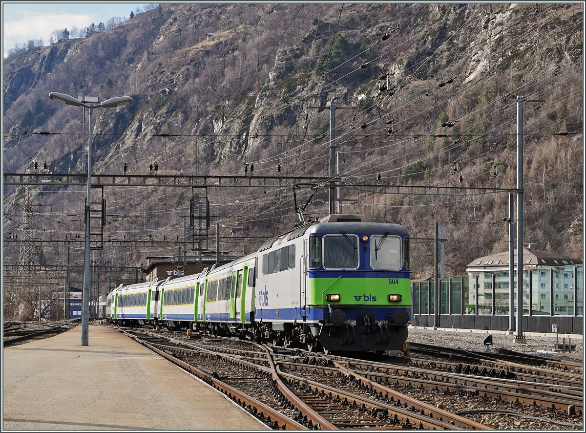 Für eine Skilager Rückreise nach Wichtracht schickte die BLS einen Leermaterial Extrazug nach Brig, bestehnd aus der BLS Re 4/4 504 (UIC 91 85 4420 504-3 CH-BLS) und sechs EW III (AD,A,A B, B, Bt).
19. Feb. 2016