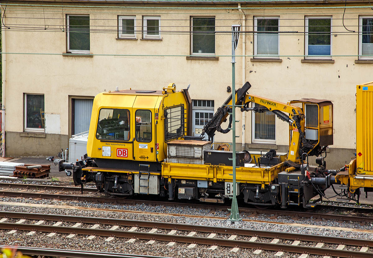 
GAF 100 R (Schweres Nebenfahrzeug Nr. 97 17 50 134 18-3) der DB Netz AG steht am 04.05.2015 in Kreuztal. Es dient als Steuerwagen des LINSINGER Schienenfräszug SF 03 FFS, Schweres Nebenfahrzeug Nr. D-DB 97 33 07 003 18-4. 

Technische Daten von dem GAF 100 R:
Hersteller: GBM (Gleisbaumechanik Brandenburg/H. GmbH)
Fabriknummer:  52.1.108 
Baujahr: 1996
Achsfolge: B
Länge über Puffer: 9.100 mm
Achsabstand: 4.800 mm
Höchstgeschwindigkeit (Hg): 100 km/h
Eigengewicht: 16 t
Zul. Anhängelast: 40 t, bzw. 80 t mit Regelzugeinrichtung dann Hg max. 60 km/h
Nutzlast : 5,0 t
Zur Mitfahrt zugel. Personen: 7
EBA-Nummer: EBA 96 P01 N007
Der Antrieb des zweiachsigen Fahrzeuges erfolgt von einem 6 Zylinder, wassergekühlten MAN D 0826 LOH 07 Dieselmotor mit 169 kW (230 PS) Leistung über Lastschaltwendegetriebe auf die Radsatzgetriebe.