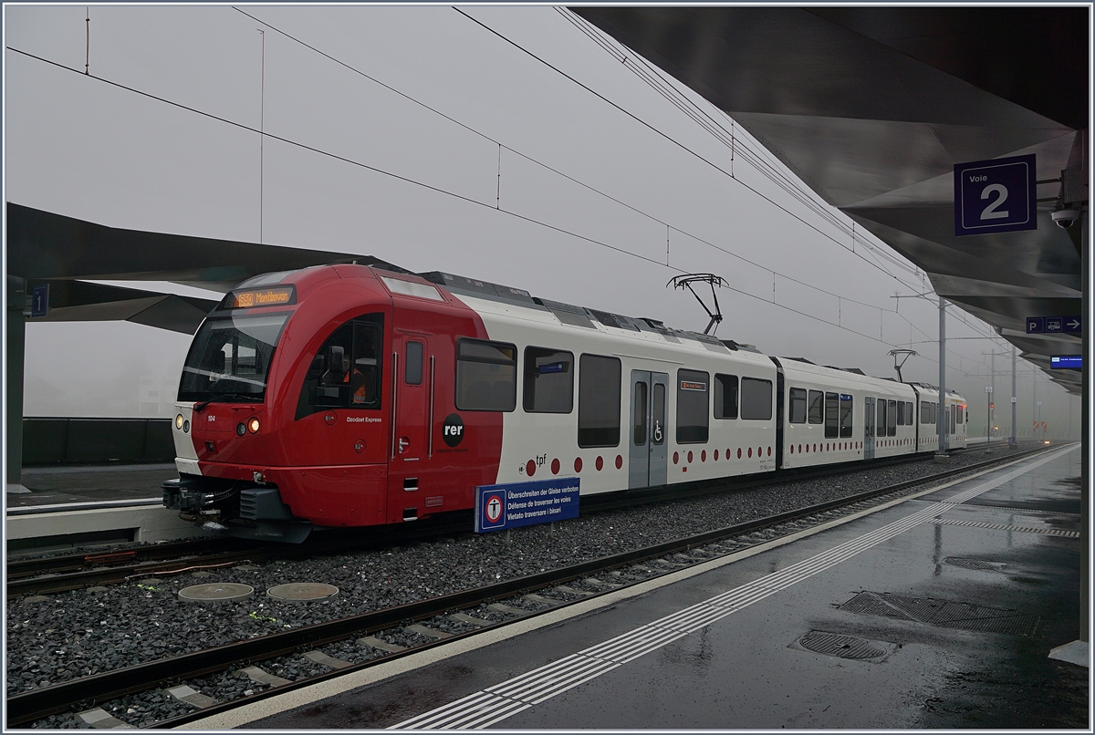 Ganz neu und schon bald  historisch : Der TPF SURF ABe 2/4 104 - B - Be 2/4 104  Dzodezet Express  von Palézieux nach Montbovon im neuen Bahnhof von Châtel St-Denis. Doch der nun freie Hintergrund wird der langen Eisenstange zufolge wohl schon bald zugebaut.

1. Dez. 2019 