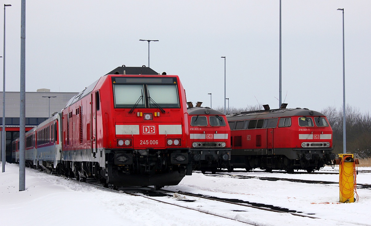 Gastlok DB 245 006-2(REV/MKP/07.04.14) sowie 218 831 und 307 im Bw Nieb�ll. 05.03.2018
