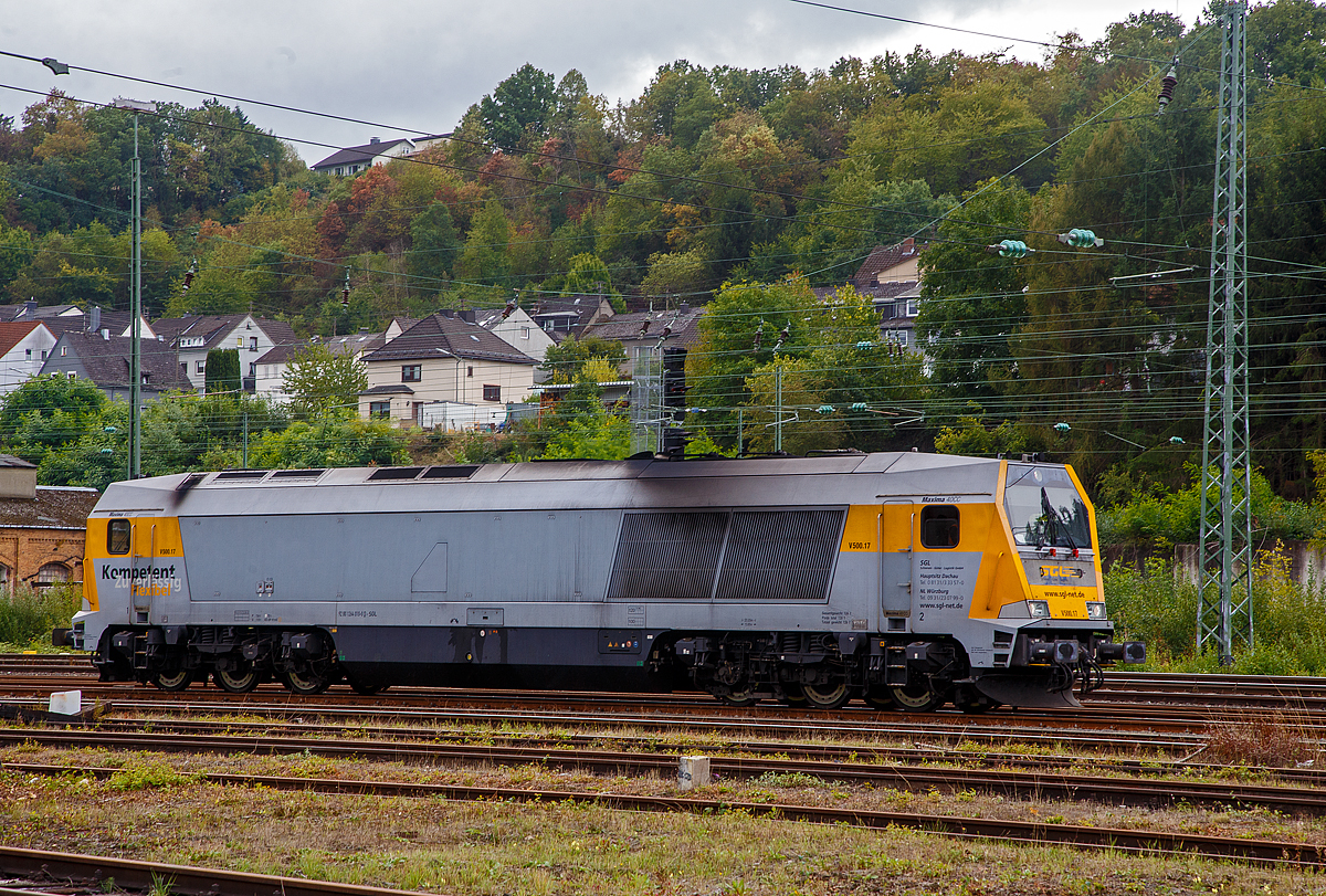 Geballte Dieselpower....
Die V 500.17 alias 264 010-0  (92 80 1264 010-0 D-SGL), eine Voith Maxima 40 CC der SGL - Schienen Güter Logistik GmbH (Dachau) am 20.09.2022 in Betzdorf/Sieg.

Die Voith Maxima 40 CC wurde 2010von Voith in Kiel unter der Fabriknummer L06-40010 gebaut.

Die Maxima-Familie war die erste Lokomotiventwicklung der Voith Turbo Lokomotivtechnik GmbH. Der erste Typ dieser Familie war die „Maxima 40 CC“, die erstmals auf der InnoTrans 2006 in Berlin vorgestellt wurde. Zwei Jahre später folgte die „Maxima 30 CC“, die ihrer größeren Schwester weitgehend gleicht, jedoch einen Dieselmotor mit weniger Leistung besitzt.

Bei den beiden Typen handelt es sich um schwere sechsachsige Lokomotiven für den Güterzugdienst. Für den Antrieb kommen mittelschnell laufende Dieselmotoren von ABC zum Einsatz. Die Leistungsübertragung erfolgt über das neu entwickelte Voith-Getriebe des Typs LS 640 breU2, das unter dem Produktnamen Turbo Split vermarktet wird. Dieses Getriebe besitzt je zwei Wandler mit nachgeschalteter Wendestufe für die beiden Drehgestelle. Dabei handelt es sich im Prinzip um zwei Getriebe in einem Gehäuse, die von einer gemeinsamen Antriebswelle aus angetrieben werden, jedoch über zwei voneinander entkoppelte Abtriebe die beiden Drehgestelle der Lokomotive antreiben.

Entsprechend ihrer Verwendung als schwere Streckenlokomotive können die Maxima in verschiedenen europäischen Ländern zugelassen werden. Unter den ersten Lokomotiven befinden außer für Deutschland auch Varianten für die Niederlande, Belgien, Tschechien und Polen. Dabei sind Lokvarianten mit Ausrüstungen für bis zu vier unterschiedliche Länder lieferbar. Diese ist in Deutschland und den Niederlanden zugelassen.

TECHNISCHE DATEN:
Spurweite: 1.435 mm
Achsfolge: C'C'
Länge über Puffer: 23.200 mm 
Drehzapfenabstand: 11.430 mm
Achsabstand im Drehgestell: 3.600 mm (2 x 1.800 mm)
Raddurchmesser (neu): 1.150 mm
größte Breite: 2.900 mm
kleinster bef. Gleisbogen: 80 m 
Eigengewicht: 126 t
Kraftstoffvorrat: 9.000 l  
Höchstgeschwindigkeit: 120 km/h Streckengang 

Baujahr: seit 2006

Motorhauptdaten:
Motorbauart: Mittelschnellläufer V16-Zylinder-4 Takt-Dieselmotor  mit Turbolader und Ladeluftkühlung
Motorhersteller: ABC (Anglo Belgian Corporation)
Motortyp:   16 DZC-1000-169-A 
Nennleistung:  3.600 kW (4.890 PS)
Drehzahl :  1.000  U/min   
Bohrung/Hub: 256/310 mm
Hubraum: 255,2 Liter l
Abgas-Emission :   EU Nonroad Richtlinie 97/68 EG, Stufe IIIA 
Länge: 5.290 mm
Breite: 1.850 mm
Höhe: 2.840 mm
Gewicht (trocken): ca. 21.750 kg

Getriebe und Leistungsübertragung:
Hydrodynamisches-Voith-Getriebe vom Typ LS 640 reU2  Turbosplit 
betriebliche Anfahrzugkraft: 408 kN (max. 519 kN)
dynamische Dauerbremsleistung: 2.500 kW
