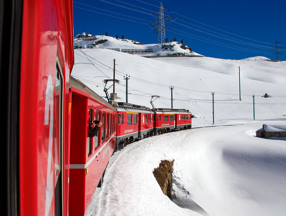 
Geführt von den RhB beiden ABe 4/4 Triebwagen Nr. 53  Tirano  und Nr. 54  Hakone  erreicht unser RhB Regionalzug nach Tirano am 18.02.2017 bald, den höchten Punkt der Berninabahn, Ospizio Bernina.