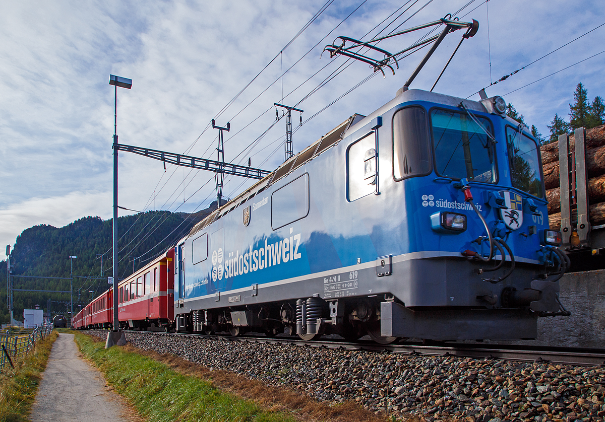 
Geschoben von der RhB Ge 4/4 II 619  Samedan  mit ganz Werbung für die Tageszeitung  Südostschweiz  erreicht der Regionalzug (R 1917) von Sagliains am 13.09.2017 nun bald den Bahnhof Pontresina. 