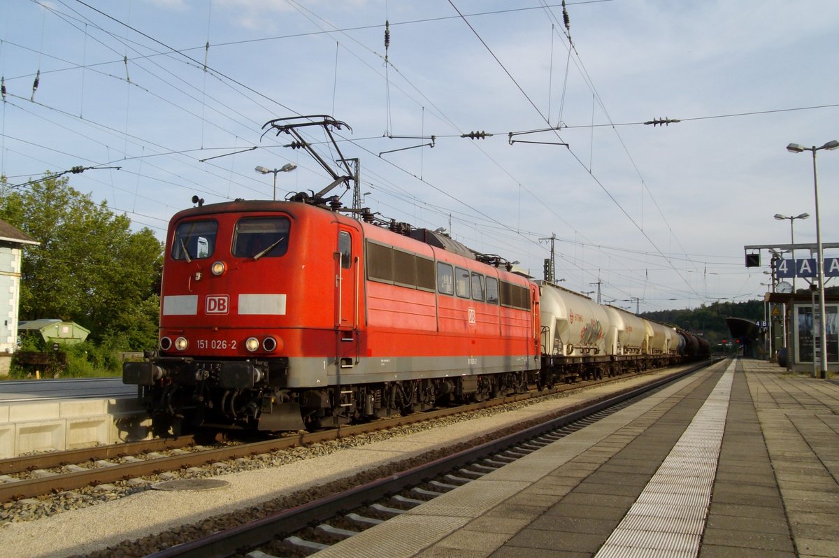 Getreidezug mit 151 026 steht am 9 Juni 2009 in Treuchtlingen.