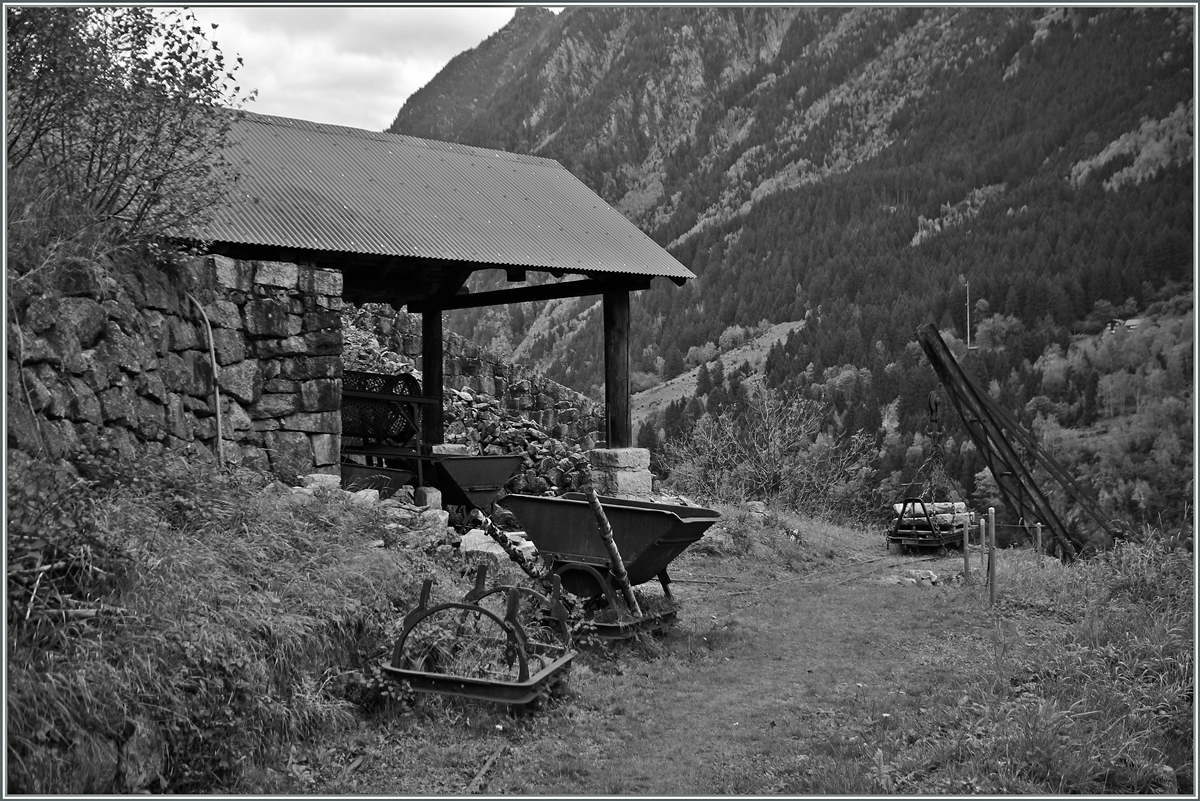 Gleich oberhalb des Bahnhofs von Wassen entdeckt und exklusiv f�r www.Hellertal.startbilder.de fotografiert: eine kleine, leider nicht mehr genutzte Feldbahn, welche wohl zum Transport von Granit diente.
10. Oktober 2014