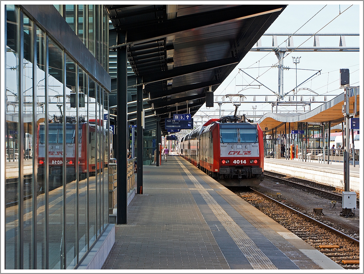 Gleich zweimal.... 

Die CFL 4014 steht mit DoSto´s als RB abfahrtbereit nach Wasserbillig am 17.06.2013 im Bahnhof Luxemburg (Gleis 9A)