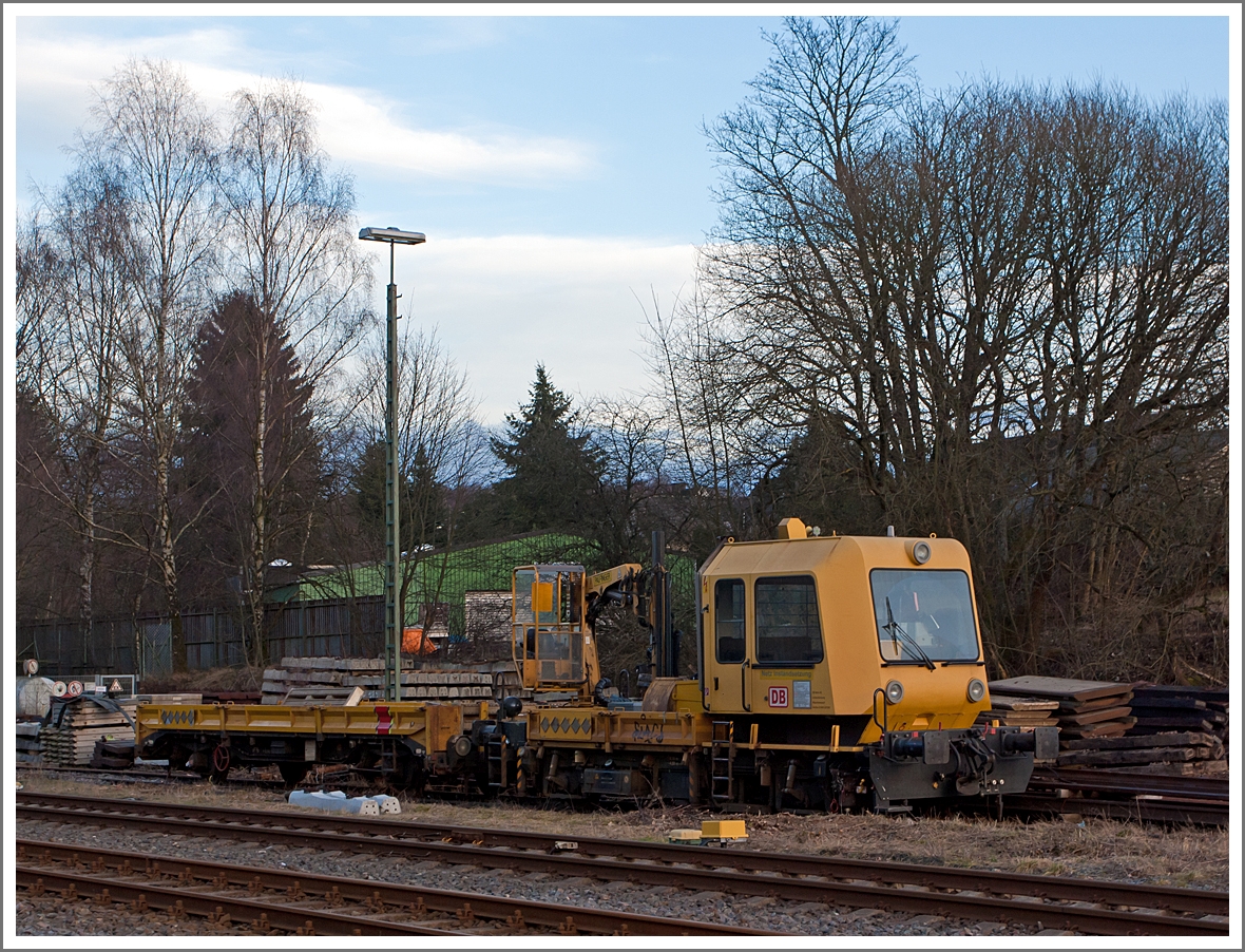Gleisarbeitsfahrzeug GAF 100 R (Schweres Nebenfahrzeug Nr. 97 17 50 011 18-3) mit Gleiskraftwagenanh�nger H27 (Schweres Nebenfahrzeug Nr. 35.1.081) beide von der DB Netz AG, abgestellt am 11.02.2014 in Burbach-W�rgendorf.

Das GAF 100 R wurde 1996 von GBM (Gleisbaumechanik Brandenburg/H. GmbH) unter der Fabriknummer 52.1.124 gebaut, es hat die EBA Nummer EBA 96 P01 N023

Technische Daten GAF:
Achsfolge: B
L�nge �ber Puffer: 9.100 mm
Achsabstand: 4.800 mm
H�chstgeschwindigkeit: 100 km/h
Eigengewicht: 16 t
Zul. Anh�ngelast: 40 t
Nutzlast : 5,0 t
Zur Mitfahrt zugel. Personen: 7
Der Antrieb des zweiachsigen Fahrzeuges erfolgt von einem 6 Zylinder, wassergek�hlten MAN D 0826 LOH 07 Dieselmotor mit 169 kW (230 PS) Leistung �ber Lastschaltwendegetriebe auf die Radsatzgetriebe. 

Technische Daten Gleiskraftwagenanh�nger: 
Achsanzahl: 2
Achsabstand: 6.000 mm
L�nge �ber Puffer: 9.750 mm
H�chstgeschwindigkeit: 100 km/h (vorgestellt 80 km/h)
Eigengewicht: 9 t
Zul. Anh�ngelast: 40 t
Nutzlast : 25,0 t