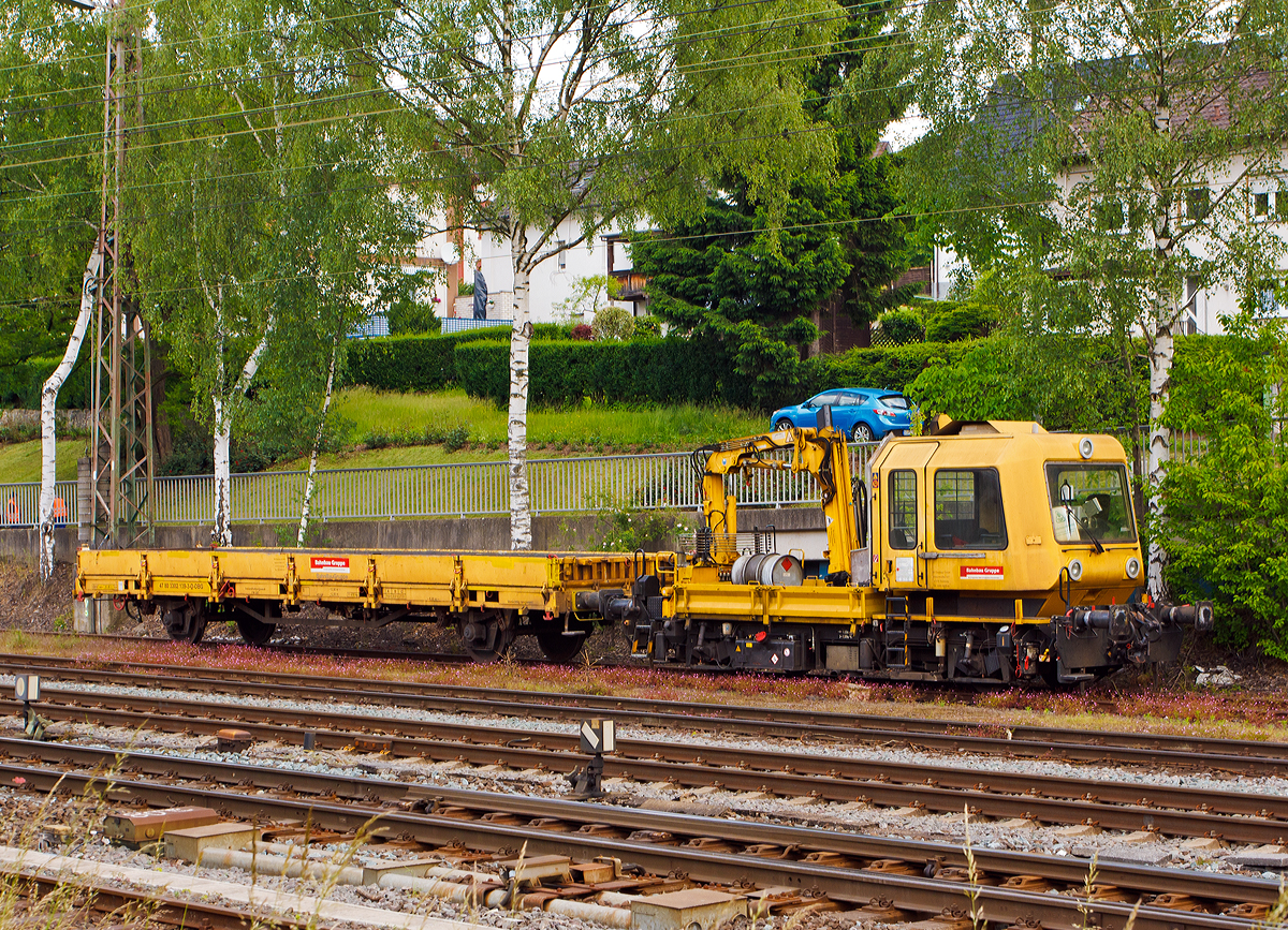 Gleisarbeitsfahrzeug GAF 100 R (Schweres Nebenfahrzeug Nr. 97 17 50 110 18-3) der DBG - Deutsche Bahn Gleisbau GmbH (DB Bahnbau Gruppe) mit angeh�ntem Niederbordwagen 47 80 3302 139-3 D-DBG, abgestellt am 03.06.2014 in Kreuztal.