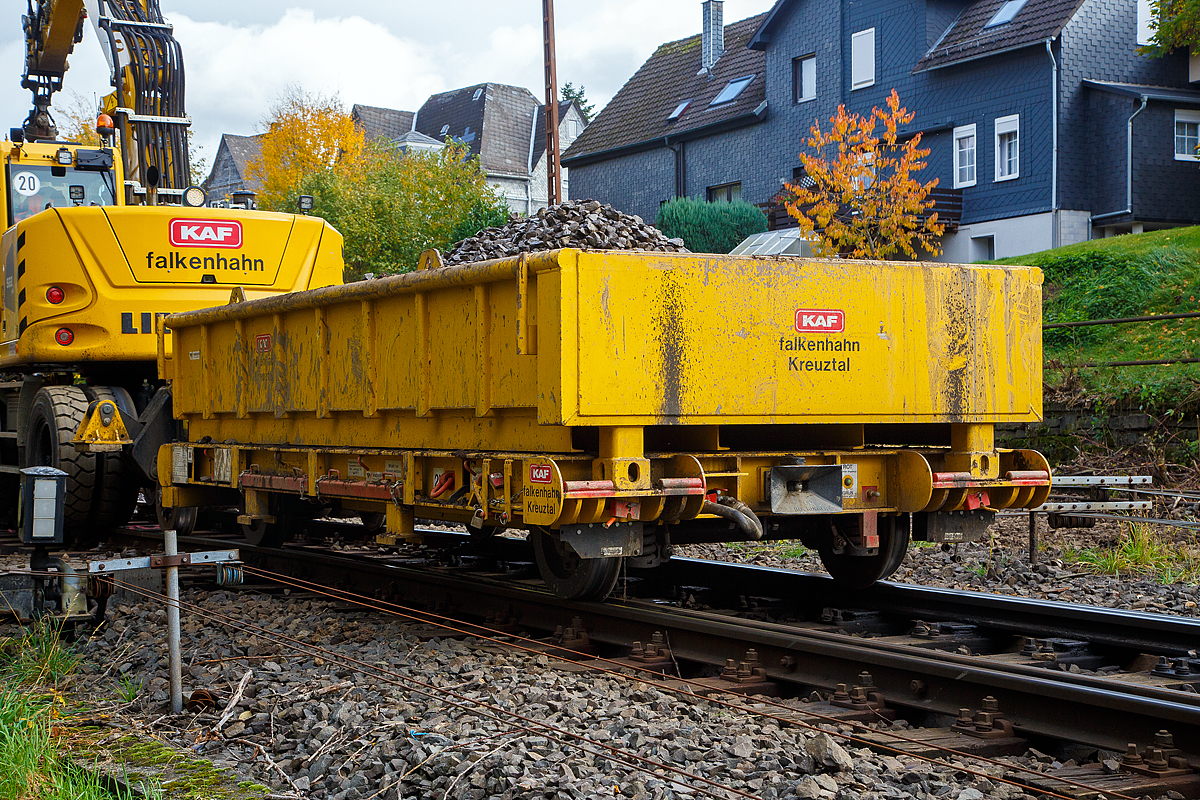 
Gleisbauanhänger A.P.E.L. T5025 und aufgesetzte Mulde, Kleinwagen Nr. D-KAF 99 80 9550 004-2  der KAF Falkenhahn Bau AG (Kreuztal) am 24.10.2020 angehangen an einen ZW-Bagger im Einsatz in Herdorf.

Der Wagen kann, wie hier, mit Schottermulden oder anderen Aufbauten durch ISO-Twistlocks genutzt werden. Für den Material- und Werkzeugtransport sind diverse Zurrpunkte sowie Rungeneinsätze vorhanden.

Das einzigartige Transportkonzept ermöglicht den Transport der Gleisbauanhänger mit jedem Standard-LKW sowie mit Standard-Hakenaufziehvorrichtungen. Die Gleisbauanhänger haben eine EBA – Abnahme und Zulassung als Schienengebundenes Gerät und können sowohl im Baugleis als auch im gesamten Betriebsgleis der DB Netz AG eingesetzt werden. Der Gleisbauanhänger T5025 mit den integrierten Rampen und Abstützungen ermöglich neben der standardmäßigen Verwendung auch den Transport von großen Baumaschinen und Geräten in die Baustelle.

In Verbindung mit einem ZW-Bagger sind die Gleisbauanhänger somit ein optimales Transportmittel für sämtliche Baumaterialien und/ oder Arbeitswerkzeugen. In Kombination mit den passenden Schottermulden eignen sie sich ebenfalls für alle Art von Schüttgütern. Sie zeichnen sich durch niedrige Bauhöhen sowie durch die hohe Traglast aus.

TECHNISCHE DATEN:
Hersteller: G.O.S. Tool & Engineering Services Ltd, Blaenavon (Wales - GB)
Vertrieb durch: WINDHOFF Gleisbautechnik GmbH (vormals A.P.E.L. Gleisbautechnik GmbH)
Baujahr: 2017
Fabriknummer: T00175
Achsanzahl: 2
Raddurchmesser: 550 mm
Spurweite: 1.435 mm
Länge über Kupplung: 5.300 mm
Breite: 2.420 mm
Achsstand: 4.600 mm
Höhe: 625 mm über SOK
Eigengewicht: 3.850 kg (ohne Mulde)
Nutzlast: 25 t
