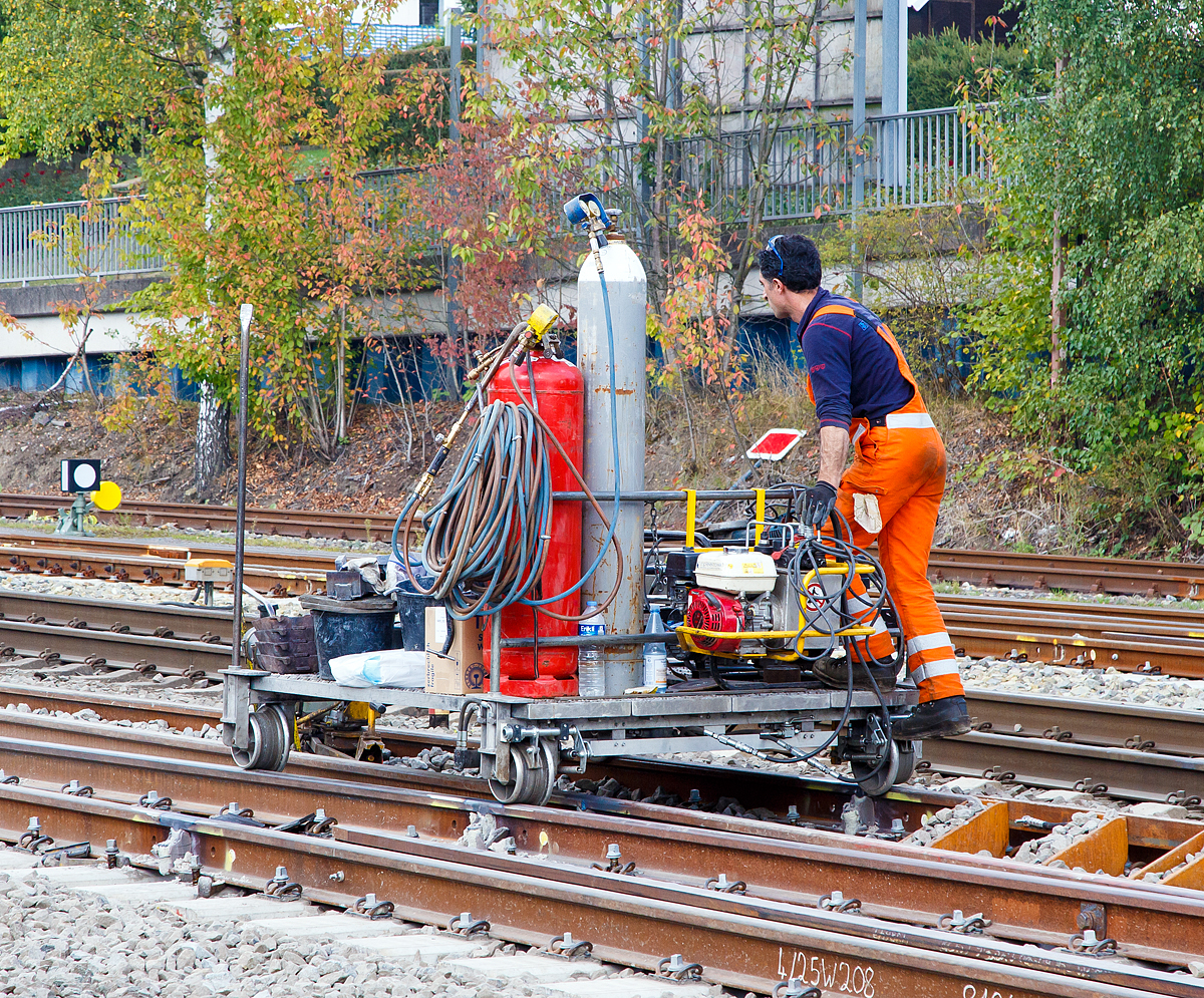 
Gleisbaustelle in Kreuztal am 09.10.2015, mit kleinen Draisine (zerlegbare Alukleinmaterialtransportwagen vom Fabrikat Cemafer) f�hrt man sein Arbeitsger�t zum Thermit-Schwei�en zur n�chsten Schwei�stelle.  Diese Transportwagen werden hydraulisch angetrieben, das kleine Hydraulikaggregat welches von einem kleinen Benzinmotor angetrieben ist wird einfach an das Gel�nder gehangen und die Hydraulikschl�uche mittels Schnellkupplungen angeschlossen.

Technische Daten:
Spurweite:   1.435 mm
Gewichte:                  
Zerlegbarer Transportwagen (Gesamt): 88 kg 
Antriebsachse:  46 kg 
Laufachse:  20 kg 
Plattform: zu vier St�cke � 14,6 kg 
Sto�b�gel :  4 kg 
Aggregat:   51 kg 

Tragkraft: 1.000 kg 
Ladefl�che:  2.000 x 1.600 mm = 3,2 m�
Motortyp:  Honda GX 160 
Leistung:  5,5 PS / 4,1 kW 
Drehzahl: 3.200 U/min
Geschwindigkeit: 0-5 km/h (Stufenlose Geschwindigkeitsregelung mit Ventil zur Feineinstellung)
Gef�lle: 40 ‰ (bei maximaler Beladung mit 1t)
