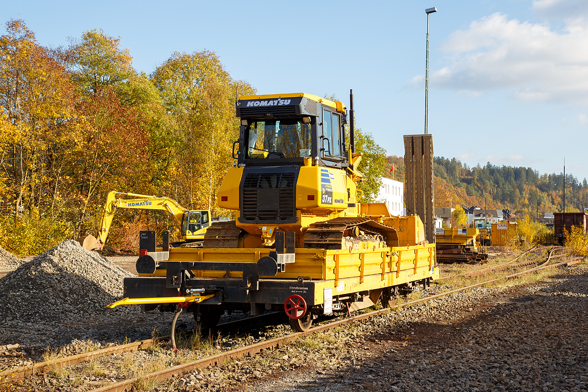 Gleiskraftwagenanh�nger KLA06 (mit Auffahrrampe), Kleinwagen 06 0021 5, der Hering Bau GmbH & Co. KG (Burbach-Holzhausen), abgestellt am 29.10.2016 in Betzdorf/Sieg. Hier beladen mit einer 8,8 t schweren Komatsu Planierraupe D37PX-23 mit TOPCON 3D-GPS.  Motorleistung der Planierraupe 67,7 kW / 92,0 PS bei 2.200 U/min.

Gleiskraftwagenanh�nger wurden 2011 von der AHUB GmbH, 15926 Luckau, gebaut. Wobei ich glaube dass es sich hier eher um einen Neuaufbau und Umbau eines alten Anh�ngers handelt. Ich konnte die eingeschlagene Nr. 19330 sehen, die k�nnte die Waggon-Union Fabriknummer 19330, so w�rde es um den 1975 gebauten ex DB 07 0001-3 handeln.

Spurweite: 1.435 mm
Anzahl der Achsen: 2
Eigengewicht: 7.500 kg
Nutzlast: 16.000 kg
Zul. Anh�ngelast: 30 t
L�nge �ber Puffer: 7.500 mm
Ladel�nge: 7.000 mm
Achsabstand: 4.500 mm
Breite: 2.800 mm
Bremse: WS – P - A
Zul. Geschwindigkeit (Hg): 20 Km/h (urspr�nglich 80 km/h) 
Besonderheiten: 
Auffahrrampe f�r Raupen und andere Bauger�te.
An Wagenboden befinden sich seitliche Schotterrutschen, in Verbindung mit dem Schotteraufbau, werden Bleche aus dem Wagenboden entfernt und der Wagen dient dann als kleiner Sch�ttgutwagen. 
Schotteraufbau siehe hellertal.startbilder.de/bild/Deutschland~Unternehmen~Hering+Bau/526692/schotteraufbau-fuer-den-gleiskraftwagenanhaenger-kla06-mit.html
