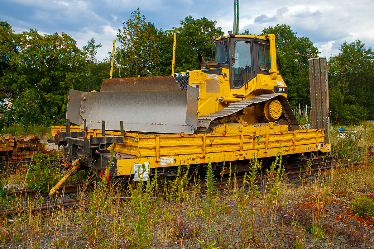 
Gleiskraftwagenanhänger KLA06 (mit Auffahrrampe), Kleinwagen 06 0021 5, der Hering Bau GmbH & Co. KG (Burbach-Holzhausen), abgestellt am 20.07.2018 in Betzdorf/Sieg. Hier beladen mit einer 10,25 t schweren Planierraupe vom Typ Caterpillar D4H XL.

Gleiskraftwagenanhänger wurden 2011 von der AHUB GmbH, 15926 Luckau, umgebaut. Bei dem ursprünglichen (Kla 07) Anhänger handelt es sich um den ex DB 07 0001-3, der 1975 von der  Waggon-Union unter der Fabriknummer 19330 gebaut wurde.

Spurweite: 1.435 mm
Anzahl der Achsen: 2
Eigengewicht: 7.500 kg
Nutzlast: 16.000 kg
Zul. Anhängelast: 30 t
Länge über Puffer: 7.500 mm
Ladelänge: 7.000 mm
Achsabstand: 4.500 mm
Breite: 2.800 mm
Bremse: WS – P - A
Zul. Geschwindigkeit (Hg): 20 Km/h (ursprünglich 80 km/h)
Besonderheiten:
Auffahrrampe für Raupen und andere Baugeräte.
An Wagenboden befinden sich seitliche Schotterrutschen, in Verbindung mit dem Schotteraufbau, werden Bleche aus dem Wagenboden entfernt und der Wagen dient dann als kleiner Schüttgutwagen. 
