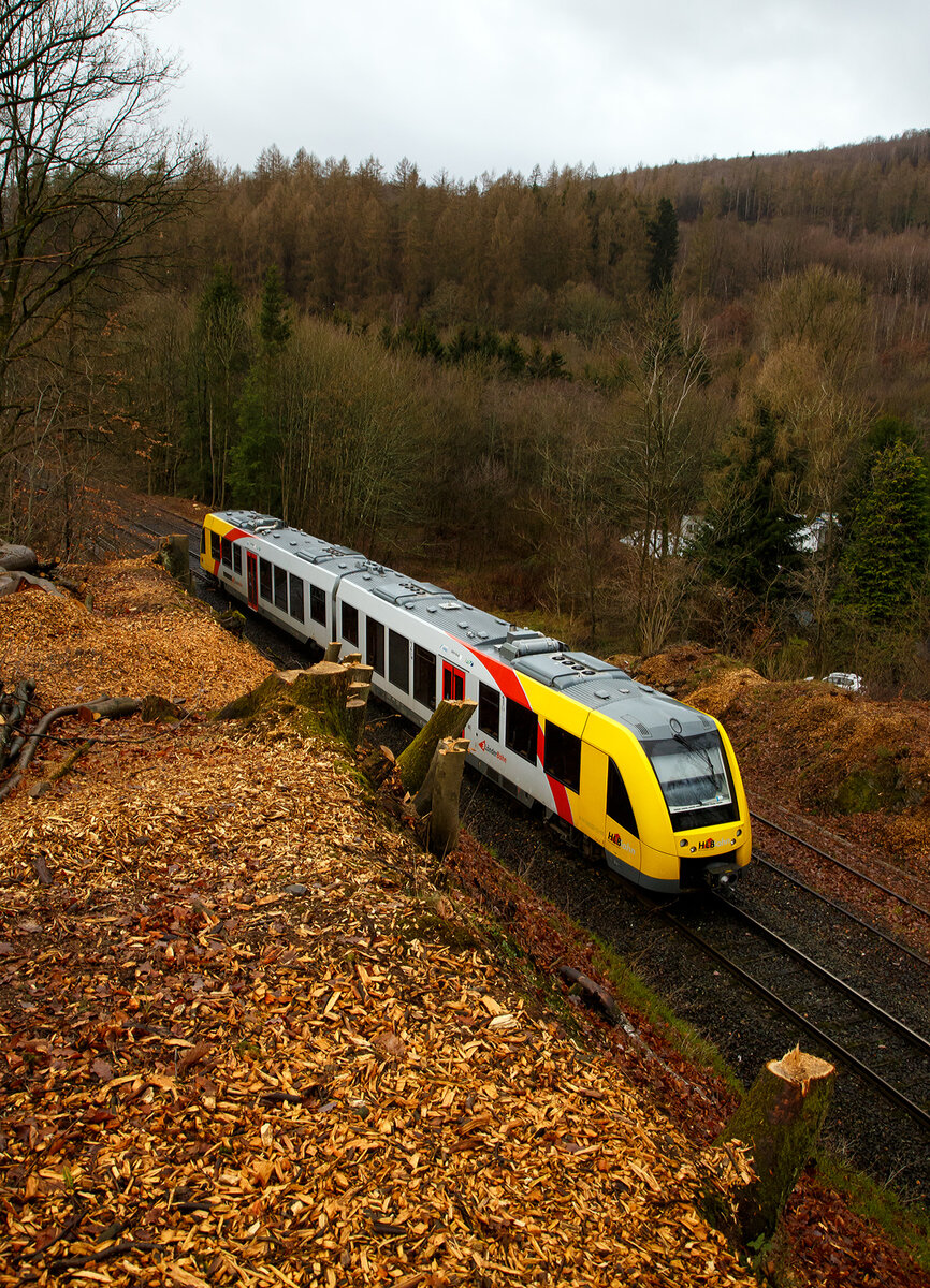 Glück im Unglück.....
Herdorf den 23. Dezember 2022 ca. 18:15 Uhr (Bild vom 24.12.)
Zug entgleist in Herdorf kurz hinter dem Hp  Königsstollen (bei km 88,4) – Fahrgäste kommen mit dem Schrecken davon. Wie sich kurze Zeit später herausstellte hatte ein Erdrutsch dazu geführt. Hier im Bild der havarierte Triebwagen VT 507.
	
Der Diesel-Triebwagen VT 507 (95 80 1648 107-8 D-HEB / 95 80 1648 607-7 D-HEB), ein Alstom Coradia LINT 41 der neuen Generation, der HLB (Hessische Landesbahn GmbH), war am 23.12.2022 (Bf Herdorf ab 18:10 Uhr), als RB 96  Hellertalbahn  Neunkirchen - Herdorf - Betzdorf (Umlauf 61790) von Herdorf nach Betzdorf unterwegs. Kurz hinter dem Hp Königsstollen (bei km 88,4) kam es zu einen Erdrutsch zum Teil mit Felsbrocken, als gerade der Triebwagen die Stelle passierte, entgleiste das vorderen Drehgestell. Der Triebwagen mit Passagieren ist im Gleisbett geblieben und nach ca. 100 m er an der Eisenbahnbrücke, die über die Landesstraße führt, zum Stehen. Die ca. 15 Fahrgästen und der Treibfahrzeugführer kamen Dankbarerweise nicht zu Schaden. Da der Hp  Königsstollen ein Bedarfshalt ist, reduziert (wenn er nicht gehalten hat) der Treibfahrzeugführer zum Glück eh die Geschwindigkeit, in voller Fahrt hätte es anders ausgehen können.

Der Treibfahrzeugführer erklärte den Fahrgästen die Situation. Kurze Zeit später trafen die Rettungskräfte ein. Dank einer als provisorische Treppe umfunktionierten Steckleiter, an der Böschung am Wiederlager der Brücke, konnten Feuerwehrleute die Fahrgäste innerhalb von 15 Minuten wohlbehalten nach unten zur Landesstraße geleiten.

Die Polizei gibt als Ursache für den Erdrutsch die Witterungsbedingen an. Die Strecke bleibt bis mindestens Dienstag 27.12.2022 gesperrt sein, weil ein Spezialzug zur Bergung benötigt wird. Neben Erdreich sind auch massive Felsbrocken infolge des Hangrutsches auf dem Gleisbett gelandet, diese müssen auch erst weggeräumt werden, dafür braucht man auch Großgerät und über die Feiertage muss man auch erstmal noch eine Firma bekommen.

Im Einsatz waren neben dem Rettungsdienst und Polizei 40 Kräfte der Löschzüge Herdorf, Sassenroth und Daaden. Die anliegende Landesstraße musste aufgrund der eingesetzten Rettungskräfte ebenfalls voll gesperrt werden. Die Ermittlungen wurden von der zuständigen Bundespolizei übernommen.

Interessant ist die Tatsache das auf der einen Seite vom Gleis bereits umfangreiche Hangsicherungsmaßnahmen stattgefunden haben. Und die andere Seite noch nicht gesichert war.

Quellen: Rhein Zeitung, DPA und eigene Recherchen

Link zum Artikel der Rhein Zeitung:
http://www.rhein-zeitung.de/region/aus-den-lokalredaktionen/kreis-altenkirchen_artikel,-zug-entgleist-bei-herdorf-fahrgaeste-kommen-mit-dem-schrecken-davon-_arid,2486964.html
