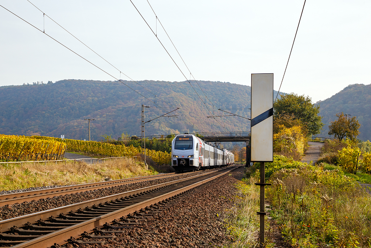 
Goldener Herbst: Der fünfteilige SÜWEX Stadler FLIRT 3 - 429 622 / 429 122 als RE 1   Südwest-Express  gekuppelt mit dem dreiteiligem CFL Stadler KISS 2301 als RE 11  DeLux-Express  fahren am 01.11.2016 bei Winningen Mosel aufwärts in Richtung Tier.

In Trier werden die Triebzüge dann geflügelt, der Stadler FLIRT 3 fährt dann weiter via Saarbrücken und Kaiserslautern nach Mannheim, der CFL Stadler KISS 2301 via Igel und Wasserbillig nach Luxembourg.