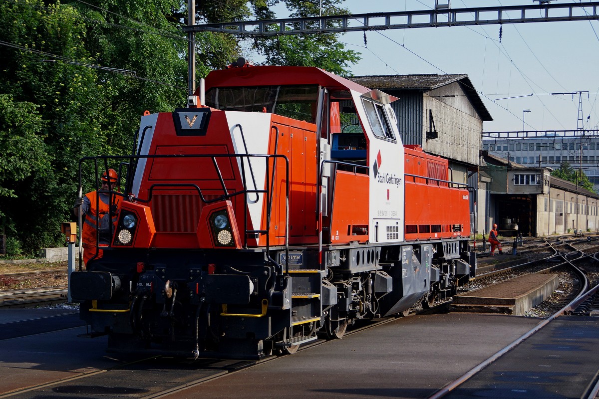 Gravita: Da an den Samstagen f�r das Stahlwerk Gerlafingen nur eine G�terzugszufuhr stattfindet, werden die Wagen von der Gravita und dem Rangierpersonal des Stahlwerkes weggestellt, da kein Rangierpersonal der SBB anwesend ist. Die Aufnahme ist am 6. Juni 2015 in Gerlafingen entstanden.
Foto: Walter Ruetsch 
