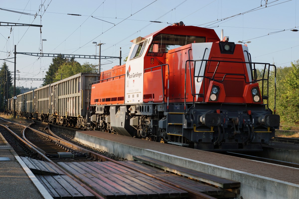 Gravita: Da an den Samstagen für das Stahlwerk Gerlafingen nur eine Güterzugszufuhr stattfindet, werden die Wagen von der Gravita und dem Rangierpersonal des Stahlwerkes weggestellt, da kein Rangierpersonal der SBB anwesend ist. Am 12. September 2015 stand für diese Leistung die Gravita  BIBERIST  im Einsatz. Die Gravita  GERLAFINGEN  (erkennbar im Schuppen links im Bild) wurde bereits zu einem früheren Zeitpunkt auf dieser Seite veröffentlicht. Vermehrt werden die Zufuhren nach Gerlafingen mit DB BR 185 anstatt mit SBB CARGO Re 6/6 bespannt.
Foto: Walter Ruetsch 
