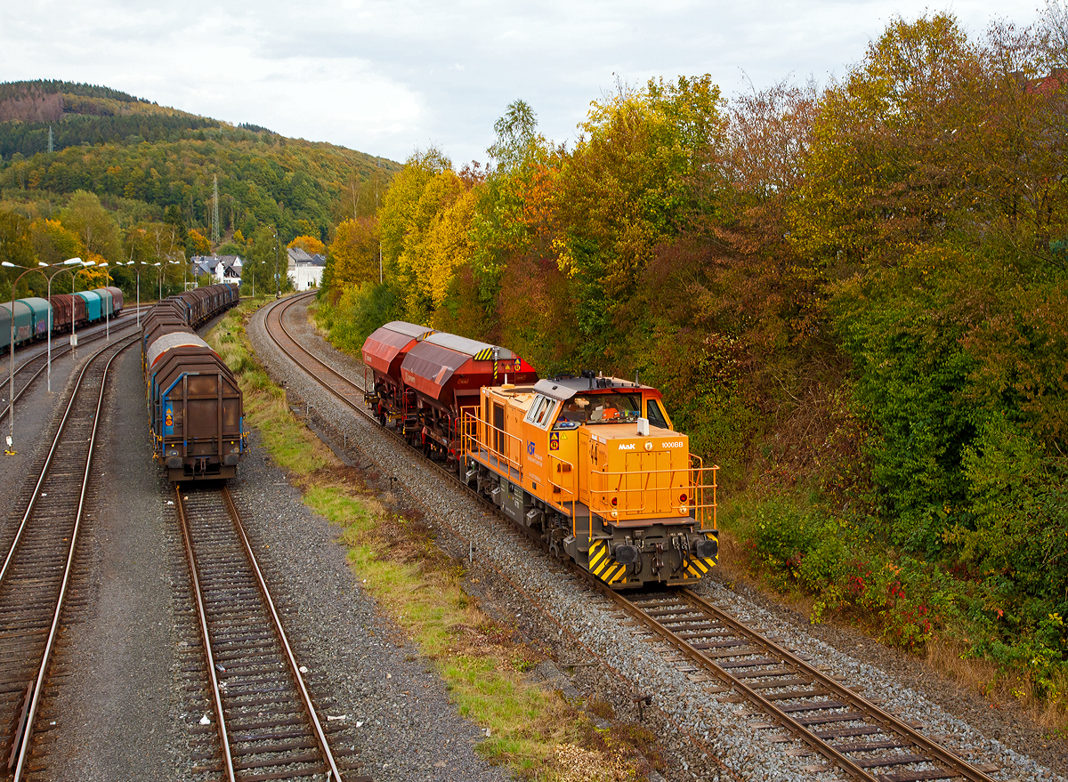 
Güterverkehr im Hellertal und das am späten Samstagnachmittag...
Die KSW 44 (92 80 1271 004-4 D-KSW) die MaK G 1000 BB der KSW (Kreisbahn Siegen-Wittgenstein) kommt am 12.10.2019 mit zwei Schüttgutwagen der Gattung Tds in Herdorf an. Sie kommt über die Hellertalbahn (KBS 462) aus Burbach-Würgendorf und gleich geht es auf dem KSW-Rangierbahnhof (links im Bild). 

Die in den Wagen war Ammoniumnitrat (Gefahrguttafel 50 / 1942) welches zur Herstellung von Sprengstoffen verwendet wird. Ammoniumnitrat (NH4NO3) ist das Salz, das sich aus Ammoniak und Salpetersäure bildet.
