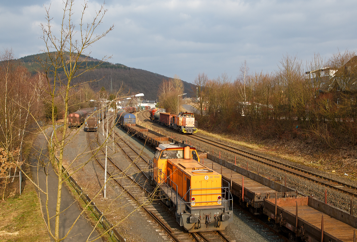 
Güterverkehr im Hellertal.....
Während die Lok 42 (92 80 1277 902-3 D-KSW) eine Vossloh MaK G 1700 BB der KSW (Kreisbahn Siegen-Wittgenstein) mit 3 Wagen von Burbach-Würgendorf am 11.03.2016 in Herdorf ankommt, die sie dann noch dem rechts stehenden lagen Übergabezug hinzufügt. 
Wartet vorne die Lok 41 (98 80 0272 008-0 D-KSW), eine MaK DE 1002, der Kreisbahn Siegen-Wittgenstein (KSW).
