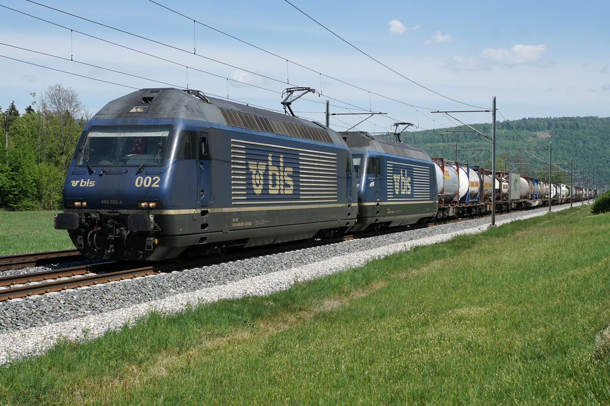Güterzug von BLS CARGO INTERNATIONAL mit Doppeltraktion Re 465 bei Murgenthal am 24. April 2020. Wegen dem geplanten Umbau sind diese Lokomotiven mit dem fotogenen blauen Anstrich bald Geschichte.
Foto: Walter Ruetsch