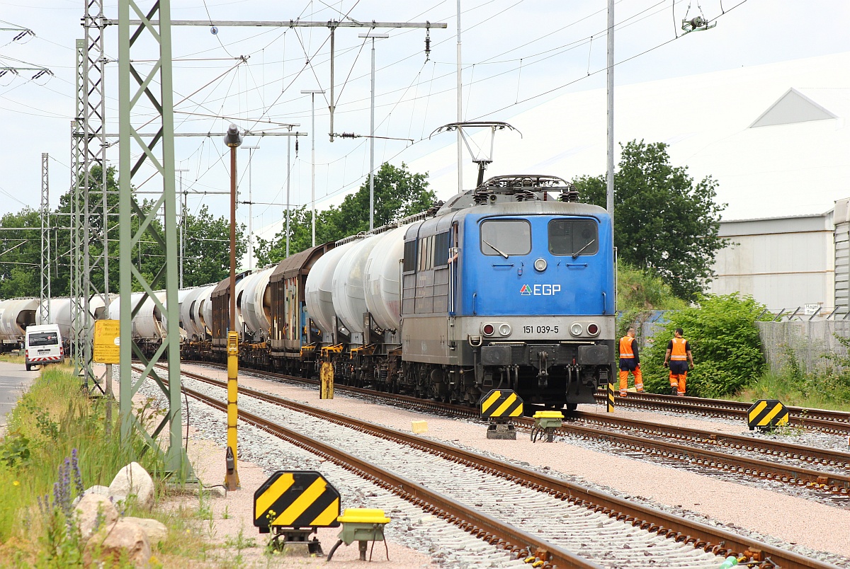 Hamburg Hohe Schaar ist immer für eine Überraschung gut...EGP/SRI 151 039-5(REV/LD X/21.10.13)wird auf ihre Abfahrt mit einem Cerealien Zug vorbereitet. 16.06.2015