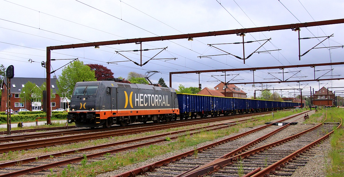 HCR 241.012-2 hat den Eaos Ganzzug uebernommen und verlaesst hier Pattburg gen Norden. 13.05.2022