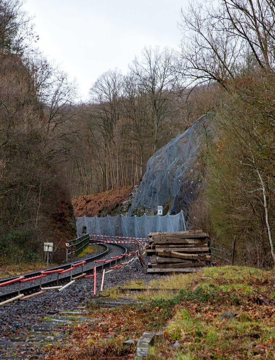 Hellertalbahn Zug entgleist und die Strecke bleibt weiter lange gesperrt...
Die Strecke der Hellertalbahn (KBS 462), vom Hp K�nigsstollen in Richtung Betzdorf gesehen am 24.12.2022. Hier sieht man Tatsache das rechts vom Gleis bereits umfangreiche Hangsicherungsma�nahmen stattgefunden haben. Leider gab es am 23.12.2022 einen Erdrutsch (bei km 88,4) auf der linken Seite und ein Triebwagen entgleiste. Verletzt wurde zum Gl�ck niemand.

Derzeit muss man von einer Sperrung der Hellertalbahn bis zum Juni ausgehen. Ja, die Sicherheit geht vor!!! Eine korrekte Sicherung dauert und kostet einen sechsteiligen Betrag.  

Aber w�re nicht auch eine tempor�re kurzfristige Sicherung f�r einen kleineren Betrag denkbar. Man k�nnte doch das Betriebsgleis, soweit wie m�glich, nach rechts an den bereits gesicherten Hang verschwenken. Dadurch entst�nde Platz f�r eine tempor�re Absicherung des linken Hanges, wie sie k�rzlich auch im Mittelrheintal realisiert wurde (Stichwort: Beton-Legosteine) und der Zugverkehr k�nnte wieder rollen. Zudem k�nnten dann sp�ter die erforderlichen weiteren Schutznetze voraussichtlich ohne zus�tzliche betriebliche Einschr�nkungen an-bringen.  

Neben der Sperrung der Bahn, gibt es in Herdorf wegen Stra�enbauarbeiten schon genug Probleme mit dem Umleitungsverkehr auf den Stra�en. Hinzu kommt ab Anfang April ein weiteres Problem in der Verbindung zwischen Betzdorf und Herdorf, denn dann wird der vom Landesbetrieb Mobilit�t beauftragte Abriss und Neubau der Hellerbr�cke in Herdorf beginnen. Die L284 soll daf�r bis August gesperrt bleiben und in den ersten sechs Wochen auch die wichtige Umleitungsverbindung �ber die L285 nach Daaden. Dies wird sich auch auf den Sch�ler- und Schienenersatzverkehr von und nach Betzdorf sowie den Lkw-Verkehr auswirken.

Quelle: Artikel der Rhein Zeitung vom 27.01.2023 (Seite 23), sowie meine Worte.

In der Kategorie, unter:
http://hellertal.startbilder.de/name/galerie/kategorie/deutschland~bildreportagen~entgleisung-auf-der-hellertalbahn-am-231222-und-ihre-auswirkungen-2.html
habe ich ein paar Bilder zum Thema zusammengestellt.

