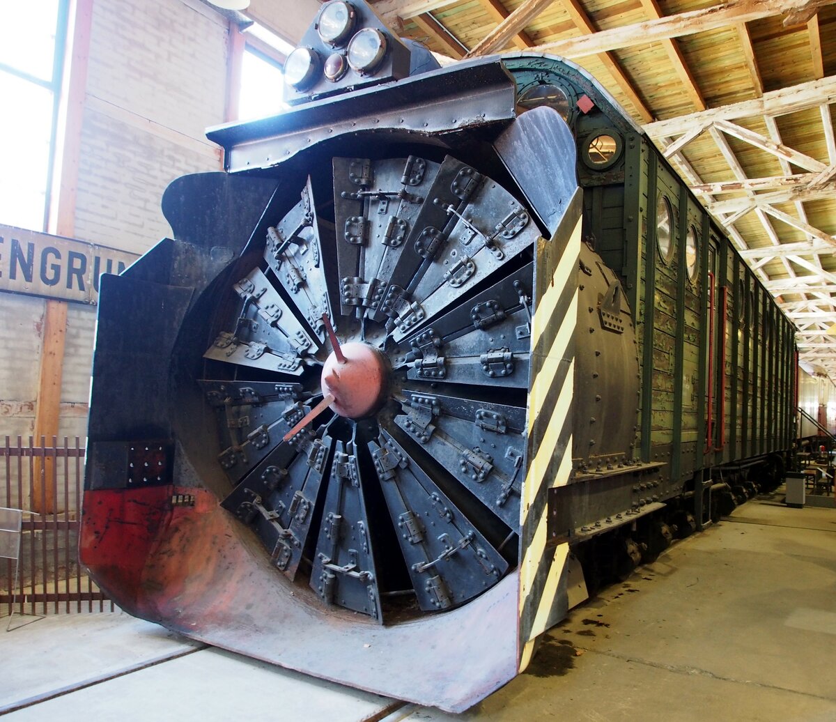 Henschel Dampfschneeschleuder Nr. 986 901 ehemals �BB in der Monumentenhalle des Technik Museums Berlin am 09.09.2018.