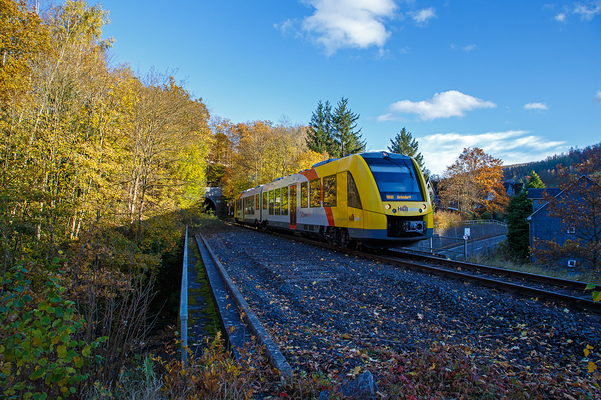 Herbstzeit im Hellertal.....
Der VT 502 (95 80 1648 102-9 D-HEB / 95 80 1648 602-8 D-HEB) ein Alstom Coradia LINT 41 der neuen Generation der HLB (Hessische Landesbahn GmbH) verlässt am 01.11.2021 den Bedarfs-Haltepunkt Herdorf-Königsstollen und fährt als RB 96  Hellertalbahn  (Neunkirchen - Herdorf - Betzdorf) weiter in Richtung Betzdorf (Sieg).

Hinweis: Lichttechnisch ist hier nicht viel mehr möglich, man bekommt hier die Sonne nicht in den Rücken. Ein Stunde später ist die Sonne hinter den Hügeln verschwunden. Die andere Gleisseite geht nicht, da sonst im Gleisbereich oder unsicherer Stand. Im Sommer ist mehr möglich, aber es soll ja ein Herbstbild sein.