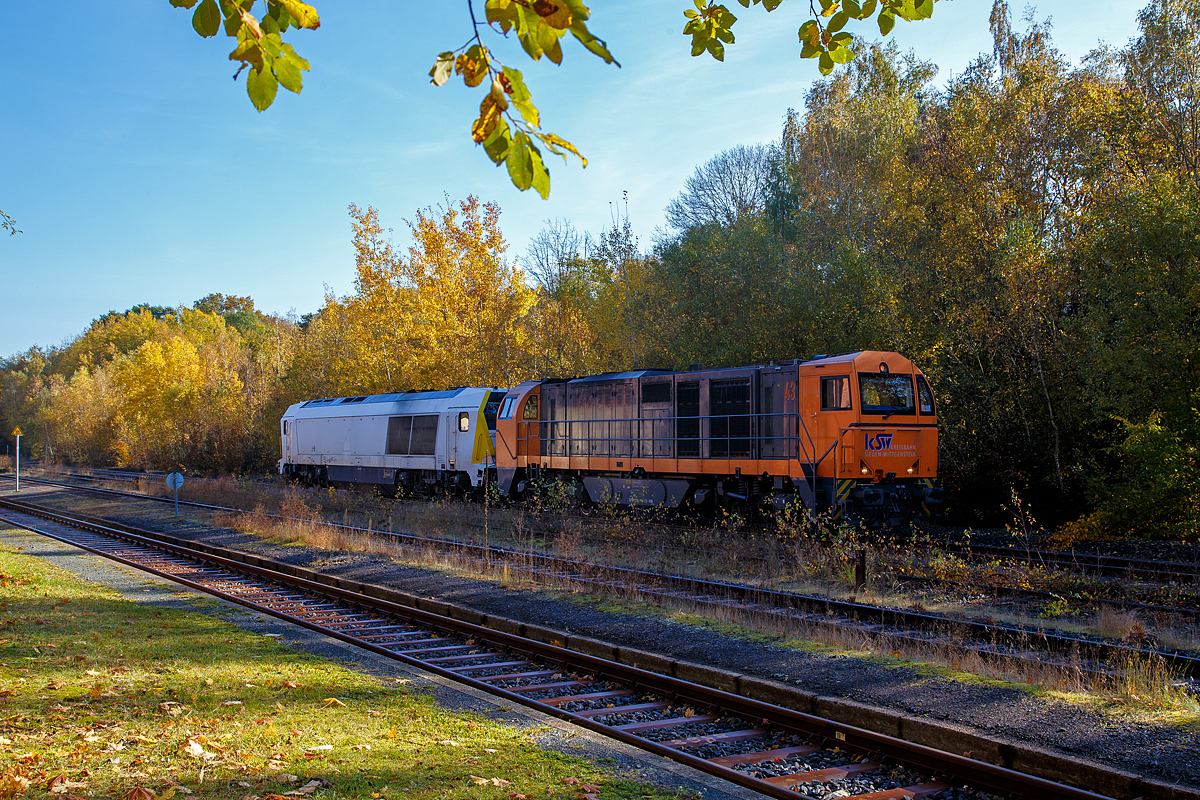 Herbstzeit im Hellertal.....
Noch haben sie am 28.10.2021 im Bahnhof Herdorf auf Gleis 4 Hp 0 und müssen den Gegenzug RB 96 – Hellertalbahn abwarten, die Mietlok der Voith Maxima 30 CC – VTLT 263 005-5 (92 80 1263 005-1 D-VTLT) der Voith Turbo Lokomotivtechnik GmbH & Co. KG am Haken der KSW 43 (92 80 1273 018-2 D-KSW) der KSW (Kreisbahn Siegen-Wittgenstein) bevor es von Herdorf in Richtung Betzdorf (Sieg) weiter geht.
