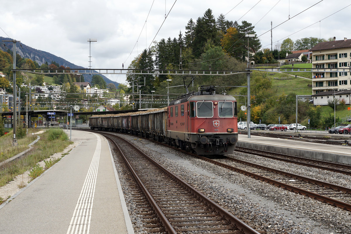 HERBSTZEIT IST ZUCKERR�BENZEIT
SBB: Am 9. Oktober 2017 brachte die Re 4/4 11315 die R�ben aus dem Kanton Jura zur Zuckerfabrik Aarberg. Die Aufnahme entstand anl�sslich der Bahnhofsdurchfahrt Moutier.
Foto: Walter Ruetsch