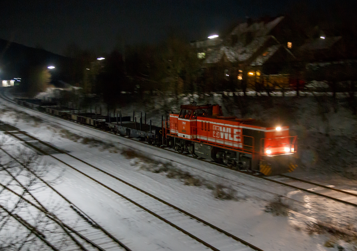 
Heute musste ich länger arbeiten, so sah ich auf der Heimfahrt was am Herdorfer Einfahrtsignal stehen und gleich drauf fuhr sie auch los...
Die WLE 53  Kreis Soest   (92 80 1275 106-3 D-WLE) der Westfälische Landes-Eisenbahn GmbH in Lippstadt  (eine MaK G 1206) kommt mit einem leeren Güterzug (Schwerlastwagen) von Burbach-Holzhausen über die Hellertalbahn (KBS 462), hier am 19.01.2016 in Herdorf (km 90,5) kurz vor der Brücke Wolfsweg.
