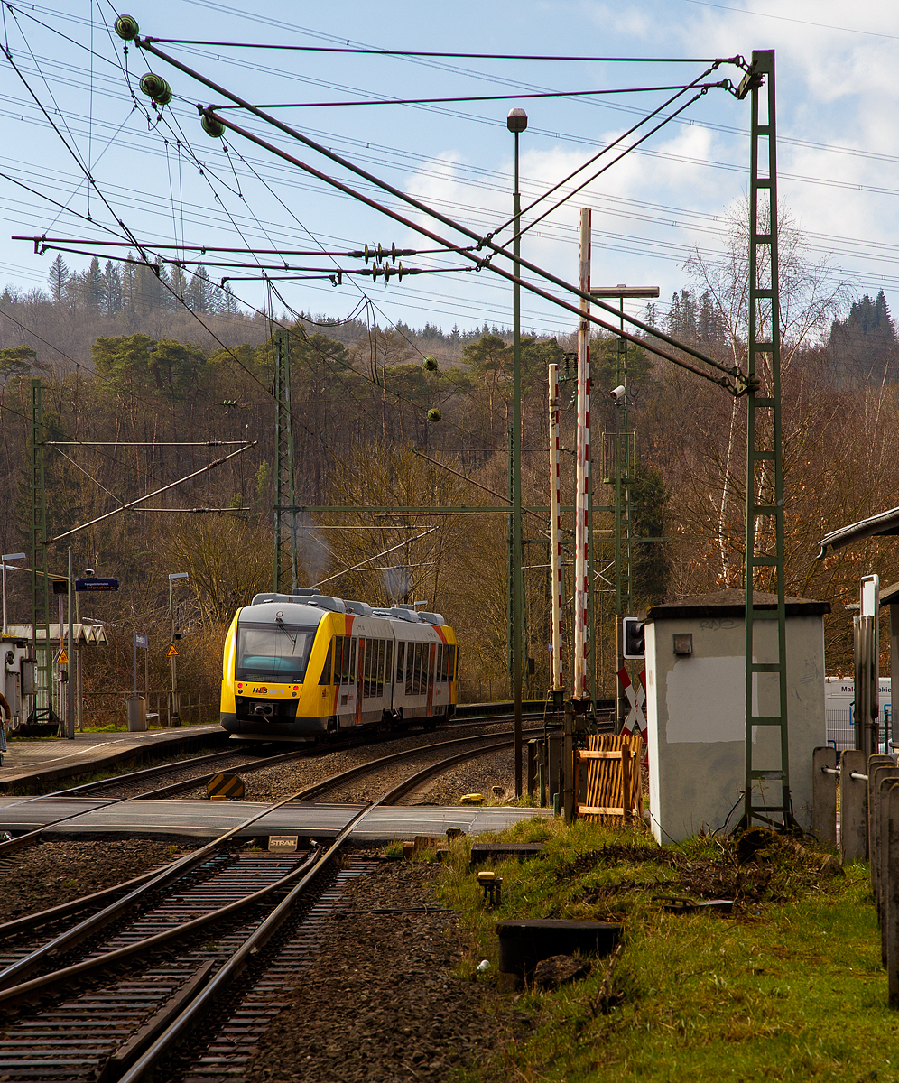 Heute wird links gefahren....
Der Dieseltriebzug VT 251 (95 80 0648 151-8 D-HEB / 95 80 0648 651-7 D-HEB) ein Alstom Coradia LINT 41 der HLB (Hessische Landesbahn), mit über 25 Minuten Verspätung, am 26.02.2020 vom Bahnhof Scheuerfeld/Sieg weiter in Richtung Wissen. Er fährt als RB 90  Westerwald-Sieg-Bahn  (Siegen - Au/Sieg - Altenkirchen). 

Mir war es eigentlich schon klar, dass er dann nicht an Gleis 402, sondern an Gleis 411 hält, aber nicht der DB. Die Anzeige am Bahnsteig, wie auch die DB Navigator App, zeigten zwar die Verspätung, aber zeigten auch an der er von Gleis 402 fährt. So ergibt sich nun eine zusätzliche Verspätung, denn die Reisenden mussten nun erst zum ca. 50 m entfernten und gegenüberliegenden Bahnsteig laufen. Aber zum Glück ging wenigstens die Schranke auf.