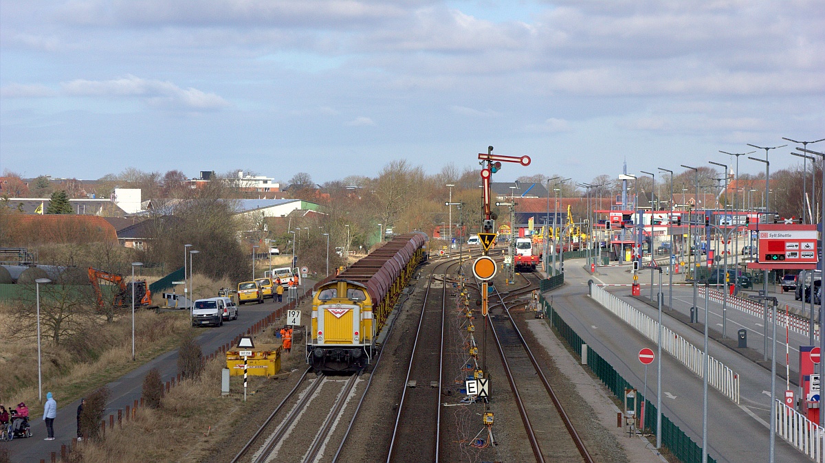 H.F Wiebe Lok 4, 212 107-7 mit Fcs Schotterzug , Nieb�ll 19.03.2021 (09500)