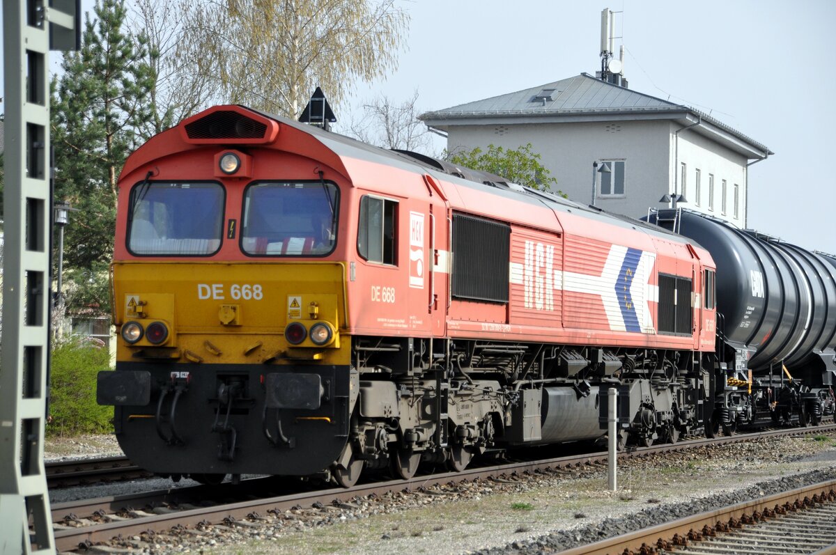 HGK Class 66 DE 668 mit Kesselwagenzug in Illertissen an 23.04.2010.