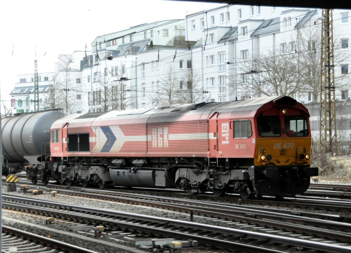 HGK Class 66 DE 670 mit Kesselwagenzug in Ulm am 15.12.2009.