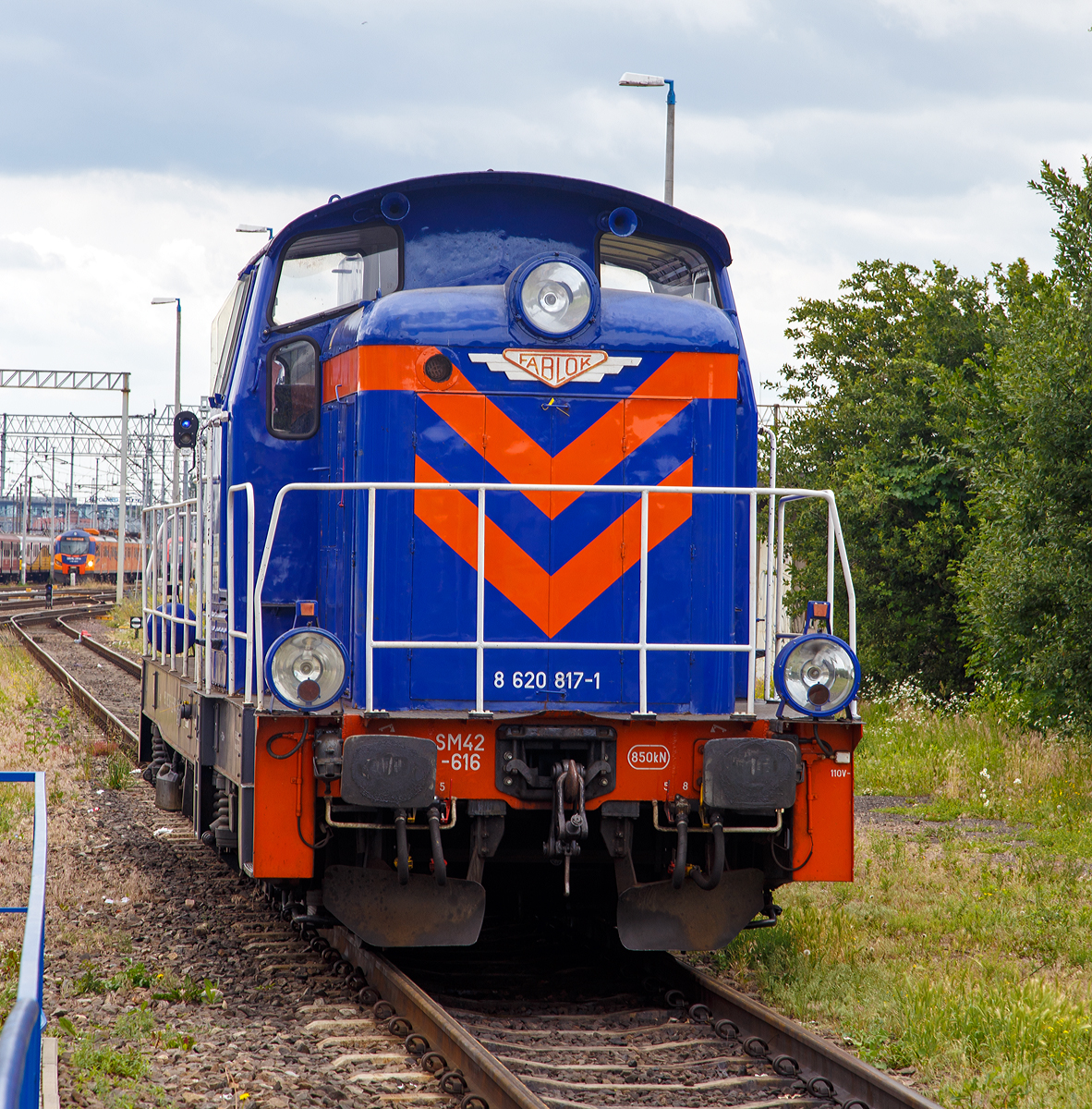 
Hier nochmals, nun von vorne:
Die SM42-616 (98 51 8 620 817-1 PL PKPIC) eine Fablok 6Da (Typ Ls800E) der PKP Intercity steht am 25.06.2017 beim Hauptbahnhof Posen (Poznań Główny).