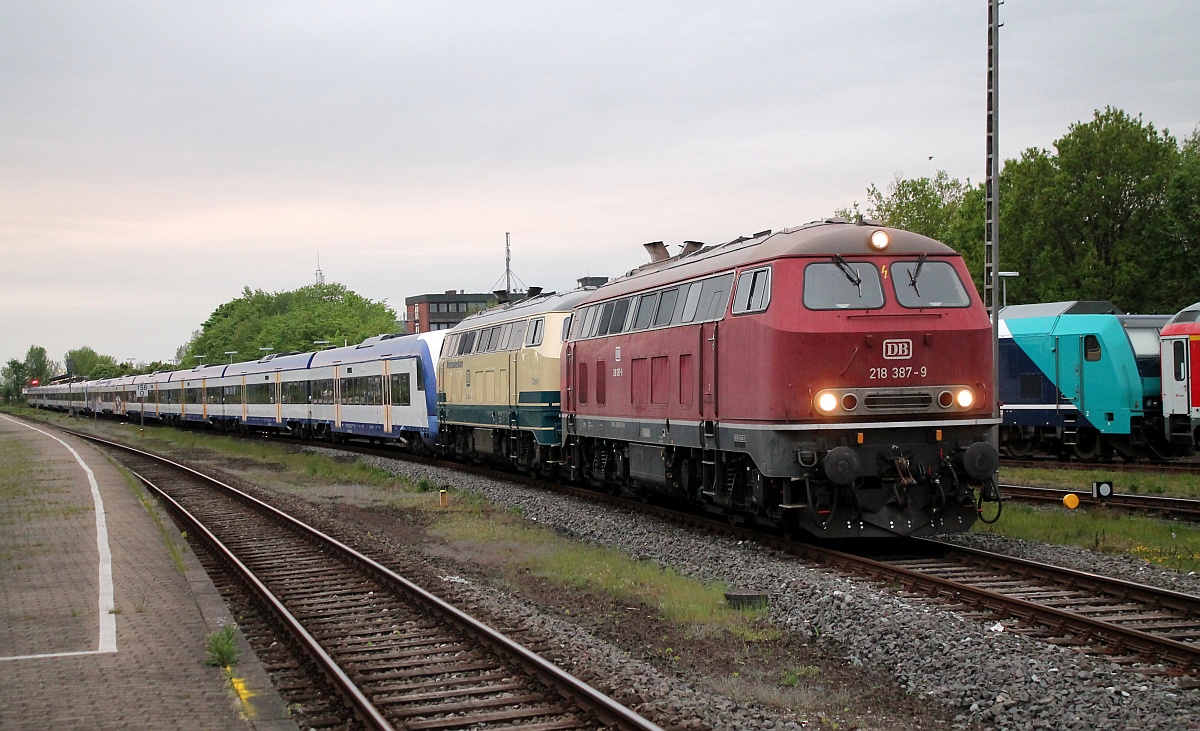 Hoher Besuch im Norden...Am Abend dann kam gegen kurz vor 21 Uhr dann die Fuhre aus Hamburg in Husum an und nach dem die beiden Kultdiesel 1218 460 und 387 den Zug umfahren hatten, wurde er in Richtung Abstellung Husum-Nord gedr�ckt. Husum 19.05.2017