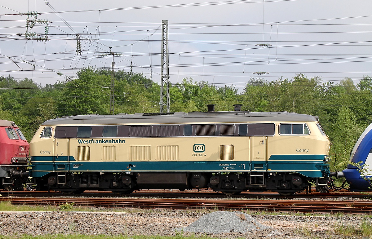 Hoher Besuch im Norden...Conny der Westfrankenbahn oder 1218 460-4(REV/HB X/20.12.16) kam mit der nicht weniger sch�n anzusehenden Schwesterlok der 1218 387-9 von Kiel nach Flensburg gefahren, um dort die letzten beiden verbliebenen Married-Pair Einheiten abzuholen. Da sich wegen einiger technischer Schwierigkeiten die Abfahrt um Stunden verz�gerte, konnten in Flensburg-Peelwatt in Ruhe Aufnahmen get�tigt werden. Flensburg 19.05.2017