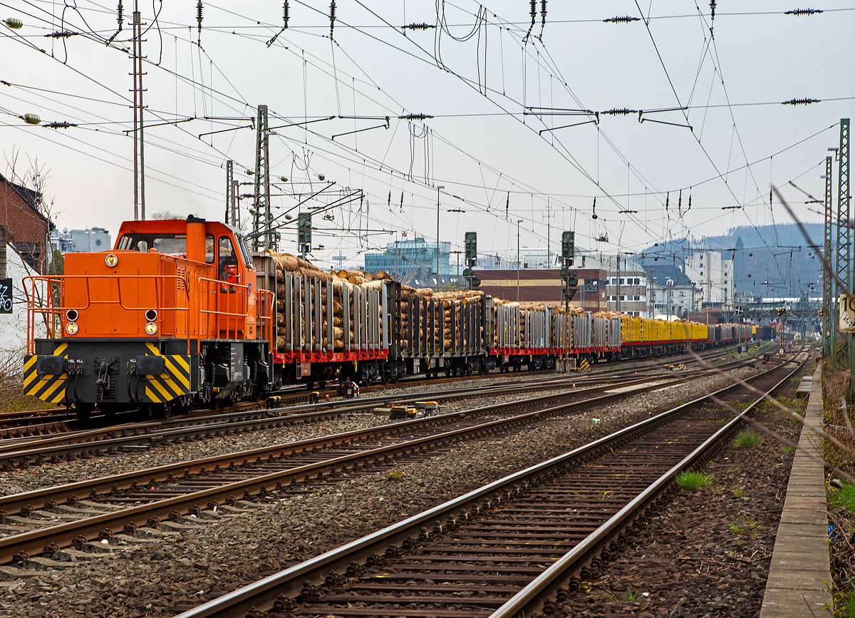 Holztransport im Siegerland:
Gewaltige Forstschäden an dem kompletten Fichtenbestand durch den Borkenkäfer sind in der Region zu beobachten. Mit der Abholzung kommt man nicht hinterher. Zuvor konnte ich die Zusammenstellung des Zuges in Siegen-Eintracht auf dem Betriebsgelände der KSW (Eisern-Siegener Eisenbahn NE 437) beobachten. 

Nun (am 21.04.2021) fahren zwei Loks der Kreisbahn Siegen-Wittgenstein, die KSW 44 und 45, im Nachschiebetrieb mit dem sehr langen Holzzug durch Siegen und biegen gleich in Richtung Dillenburg ab. Vorn als Zuglok die KSW 45 (98 80 0276 016-9 D-KSW), eine MaK G 1204 BB. Die nachschiebende KSW 44 (92 80 1271 004-4 D-KSW) , eine MaK G 1000 BB, befindet sich, noch hinten im Hbf, und ist somit noch nicht im Bild.

Ein Nachschiebetriebfahrzeug wird dann geführt, wenn die Belastung des Zughakens des ziehenden Triebfahrzeuges nicht ausreicht. Dann schiebt eine zweite Lokomotive den Güterzug zusätzlich an. Dieser Einsatz erfordert einen Triebfahrzeugführer auf jeder Lok.