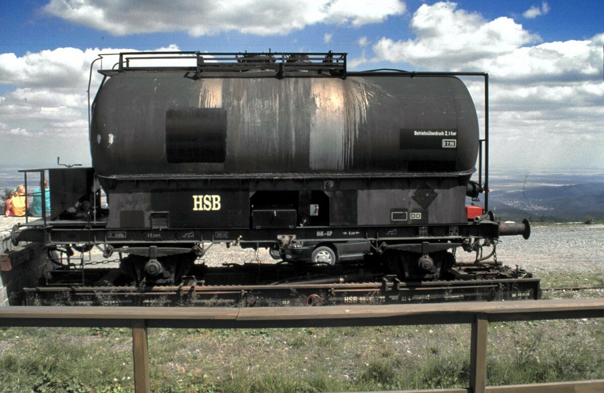 HSB Löschwasser Kesselwagen (Normalspur) auf Rollbühnewagen im Bahnhof Brocken am 29.07.1999.