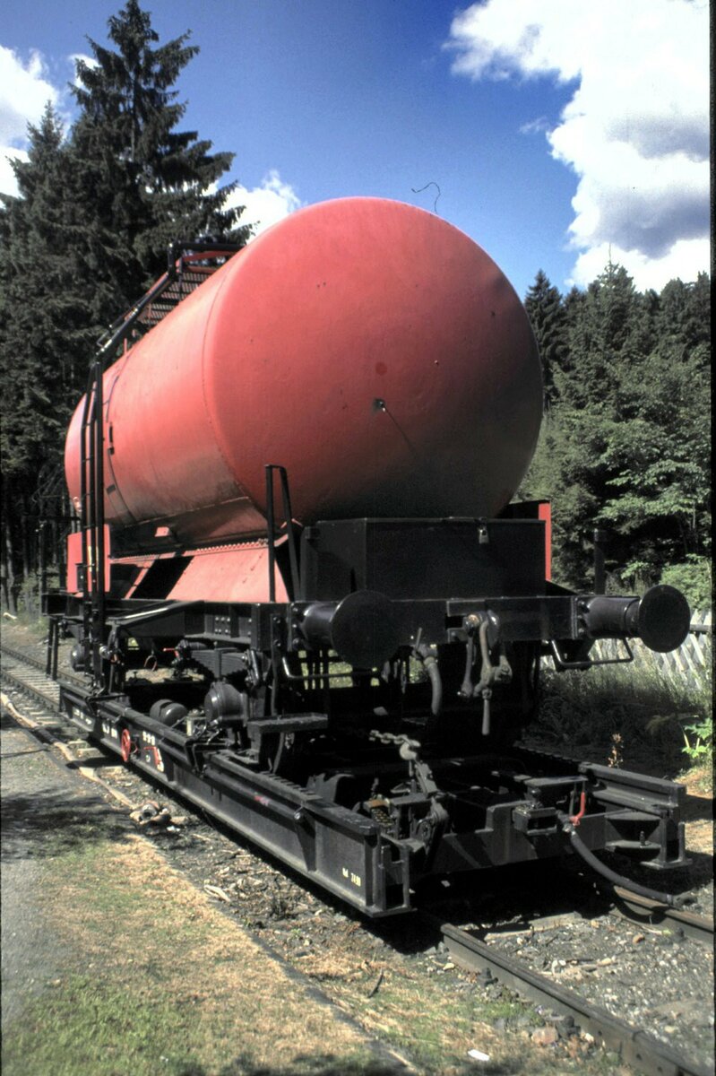 HSB Löschwasser Kesselwagen (Normalspur) auf Rollbühnewagen im Bahnhof Drei Annen Hohne am 29.07.1999.
