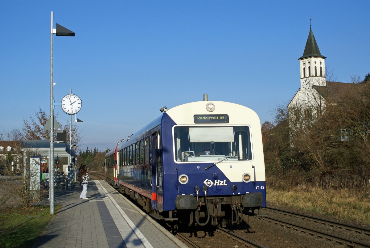 HZL: VT 62 vor der Kulisse der Kirche Stahringen am 6. Dezember 2007. Der Winter war damals auch noch nicht eigekehrt zu dieser Jahreszeit.
Foto: Walter Ruetsch