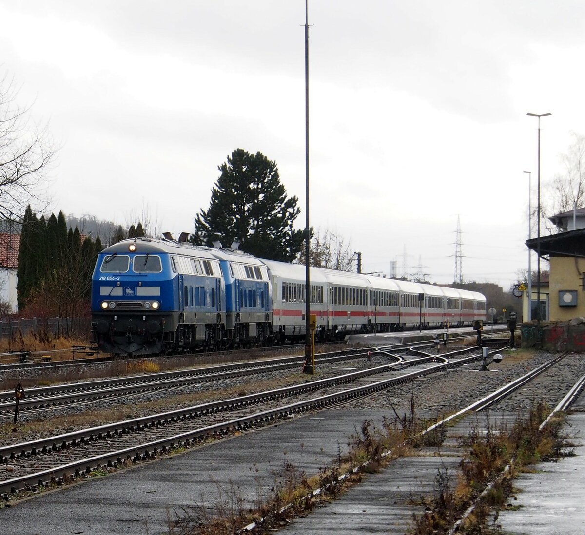 IC Allgäu 2012   218 Doppel  Schlümpfe   218 054 und 218 057 in Vöhringen am 04.12.2021.