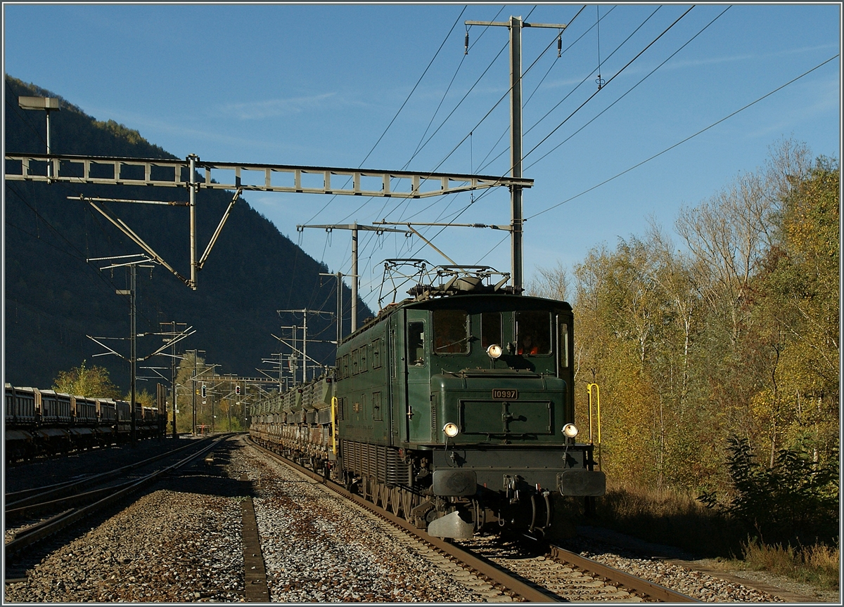 Ich traute meinen Augen nicht: Eine Ae 4/7 mit einem G�terzug?
Das Ae 6/6 raaktiviert wernden, wusste ich, aber Ae 4/7 - SBB Cargo muss ja sehr gut laufen.
Die Ae 4/7 10997 in Raron, am 7. Nov. 2013