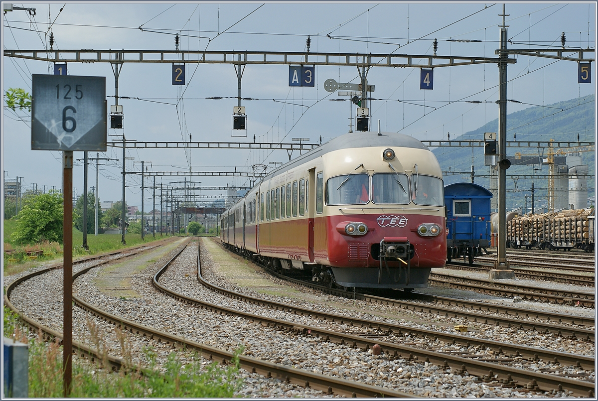 Ich war doch recht erstaunt, als nach einigem Warten auf Güterzüge im Rangierbahnhof Biel plötzlich der TEE RAe II auftauchte.

8. Mai 2009