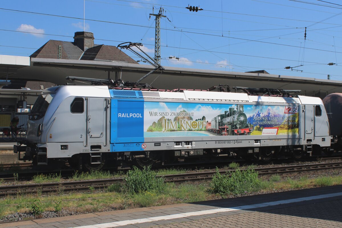 IGE 187 002 wartet am 19 Augustus 2023 in Koblenz Hbf bis der Fotograf seiner Beute sichergestellt hat.